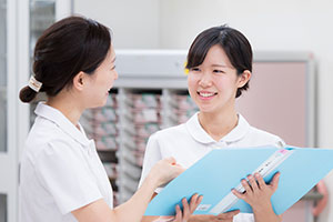 笑顔を忘れず、患者さんの元へと向かう宮城さん。