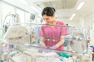 先輩たちの丁寧なケアを見習いながら、細心の注意を払いケアをする春川さん