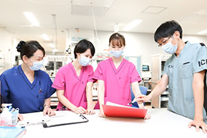ナースステーションで患者さんの病態を話し合う。「答えを教えるより、考え方をサポートしてくれる先輩が多い」と寺島さん。