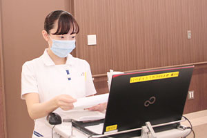 内服薬の確認はミスが許されないため慎重に行う。病棟では独自の病態や治療の学習計画、看護技術のチェックリストがあり、知識や技術を着実に身につけられる。