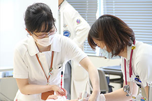 「胸部のフィジカルアセスメント・臨床推論」の演習で、超音波検査の実技指導をする千木良さん。この授業は千木良さんが企画を担当した。