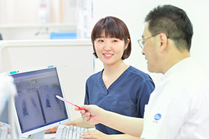 わからないことは、医師など他職種にも気軽に質問できる環境がある。