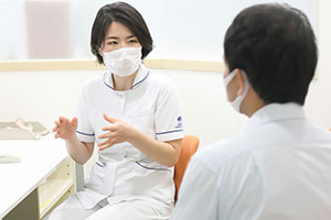 公的な助成・支援制度の薄いAYA世代は、経済面で苦しいことも。面談では気持ちが表出できるよう心がける。