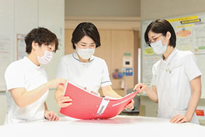 退院カンファレンスでは、仕事や学校など日常生活を過ごしながら治療を継続していけるような支援を検討している。