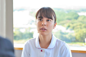 病棟のラウンジで、患者さんのご家族の話に耳を傾ける。家族側の経験がある竹内さんにとって、患者さんに寄り添うことの大切さは身を持って感じている。