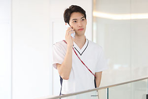 ナースコールに対応する佐々木さん。患者さんにとって何が一番重要か、退院後の生活も考えたケアを提供できるようになりたいという。
